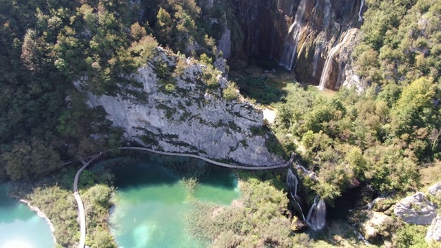 欧洲克罗地亚的Plitvice湖国家公园(Plitvička jezera)航拍视频素材