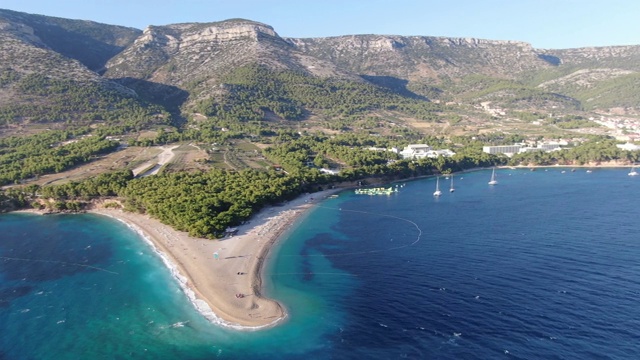 克罗地亚布拉克岛Zlatni Rat (Golden Horn)海滩鸟瞰图视频素材