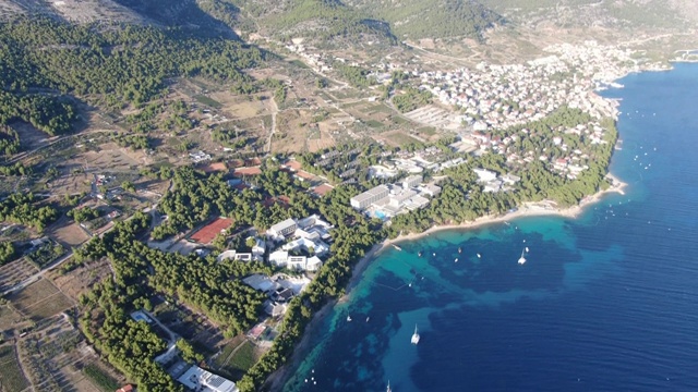 克罗地亚布拉克岛Zlatni Rat (Golden Horn)海滩鸟瞰图视频素材