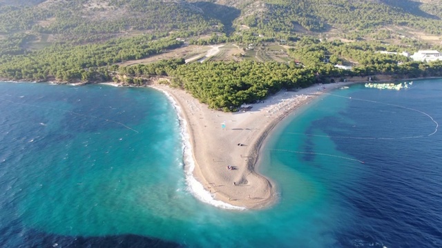 克罗地亚布拉克岛Zlatni Rat (Golden Horn)海滩鸟瞰图视频素材