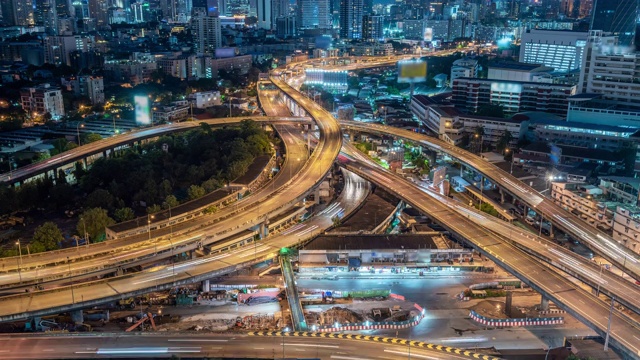 时光流逝，超时光流逝，夜晚城市街道上的交通。高速公路交通鸟瞰图和俯视图，4K。视频素材