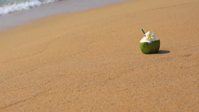 热带海滩上的新鲜椰子汁。视频素材