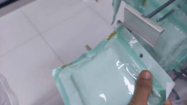 在药店购买医用绷带在智能手机上的慢动作拍摄视频素材画面3