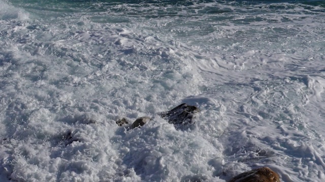 海浪冲击着岩石，地中海，法国视频素材