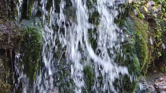 森林的小溪。森林瀑布。水流。飞溅的水滴。慢动作视频素材