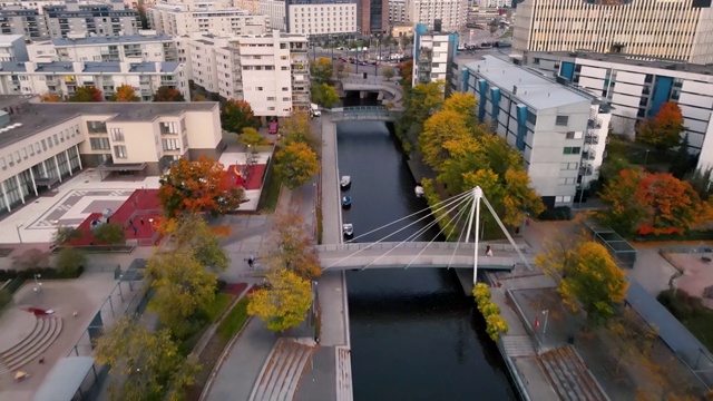 鸟瞰秋天的赫尔辛基城市。无人机在赫尔辛基城市和建筑上空飞行视频素材