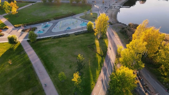 鸟瞰秋天的赫尔辛基城市。无人机在赫尔辛基城市和建筑上空飞行视频素材