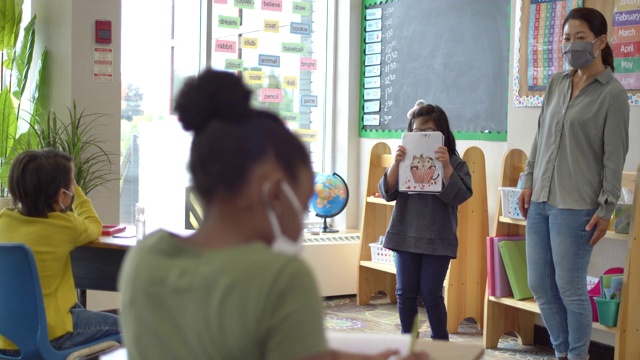 学生做课堂报告孩子笑脸开心高兴教育校车接视频素材画面4