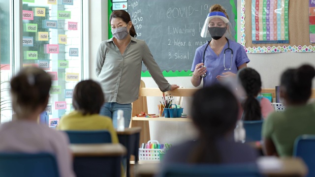 学校护士讨论冠状病毒疫苗视频素材画面2