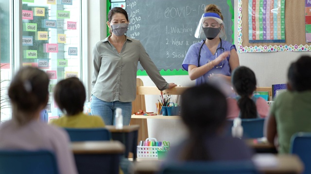 学校护士讨论冠状病毒疫苗视频素材画面3