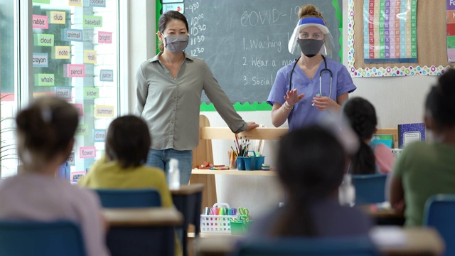 学校护士讨论冠状病毒疫苗视频素材画面4