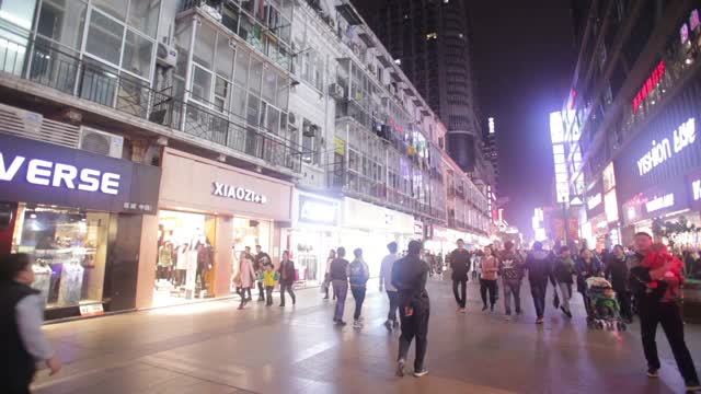 江汉路夜景位于湖北省武汉市汉口市中心视频素材