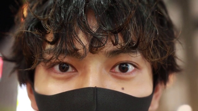 亚洲男子戴着防护面罩的肖像视频素材画面1