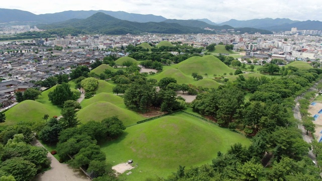 韩国庆州历史区内/庆州西的大龙原古墓(天马町古墓)视频素材