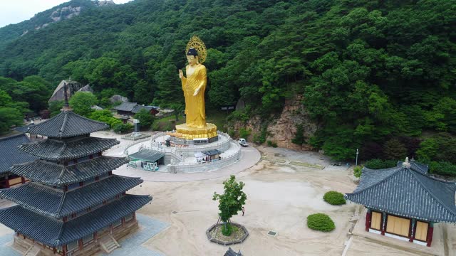 韩国忠清北道松尼山国家公园Beopjusa寺金弥勒佛像视频素材