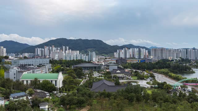 韩国忠清北道忠州寺的Hoamji Pond和Ureukdang国家古典音乐中心视频素材