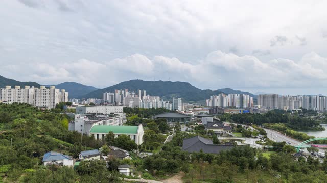 韩国忠清北道忠州寺的Hoamji Pond和Ureukdang国家古典音乐中心视频素材