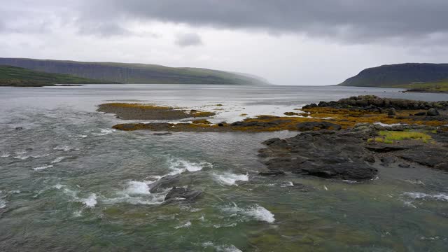 夏季的峡湾景观，Vestfjardarvegur，西峡湾，冰岛视频素材