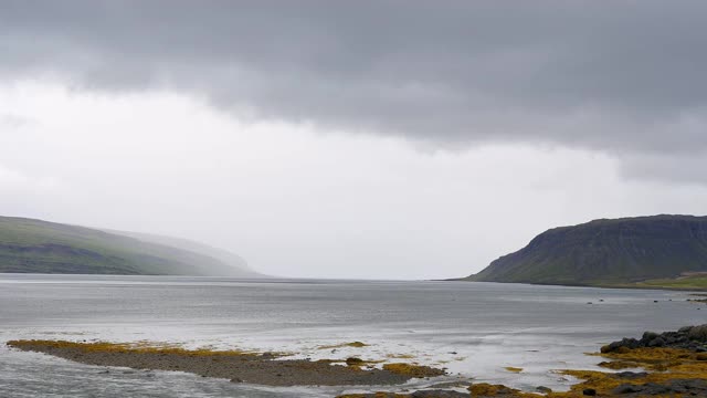 夏季的峡湾景观，Vestfjardarvegur，西峡湾，冰岛视频素材