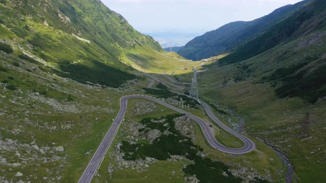 罗马尼亚著名的transagaras山路的曲线视频素材