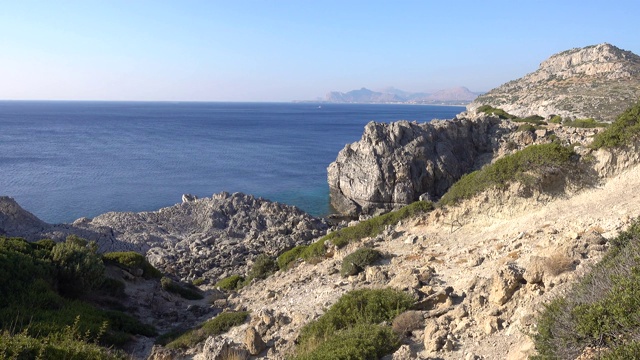 地中海，海岸，岩石海岸，晴天，罗兹岛希腊。视频素材