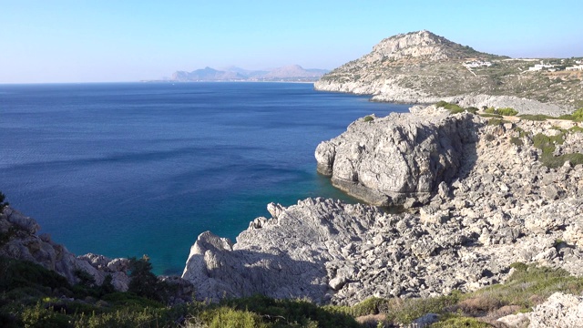 地中海，海岸，岩石海岸，晴天，罗兹岛希腊。视频素材