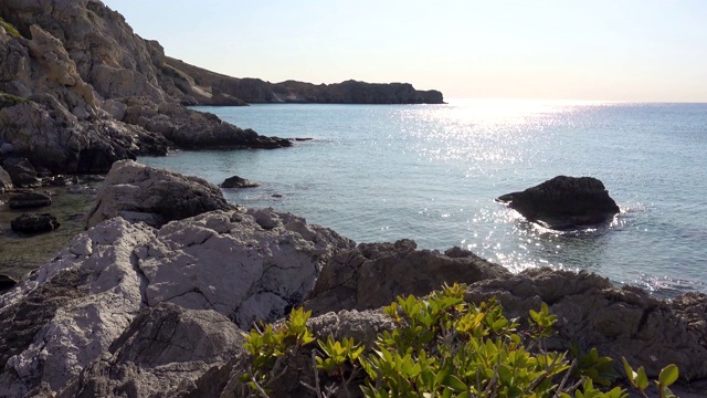 地中海，海岸，岩石海岸，晴天，罗兹岛希腊。视频素材