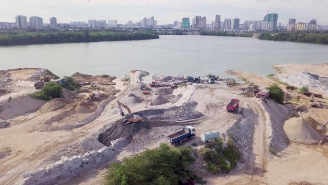 建筑工地对城市的无人机视图视频素材