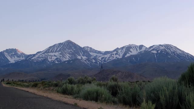 从一辆主观的汽车在高速公路和道路上看到的观点，约塞米蒂山谷与埃尔卡皮坦，布瑞达威尔瀑布和半圆顶从隧道视图，约塞米蒂，加利福尼亚州，美国。视频素材