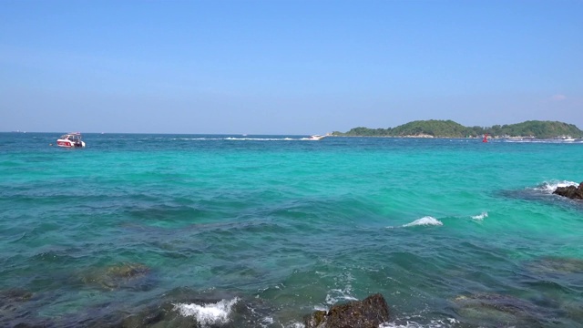 芭堤雅岛塔雅岛海滩，石头，绿松石海，船只。视频素材