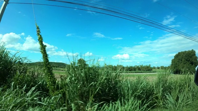 在乡村道路上行驶，有农田视频素材