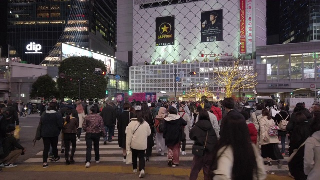 日本东京，行人走过涉谷十字路口。视频素材