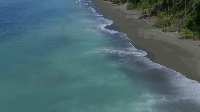 海浪撞击太平洋海滩的鸟瞰图在哥斯达黎加的蓬塔雷纳斯省。视频素材