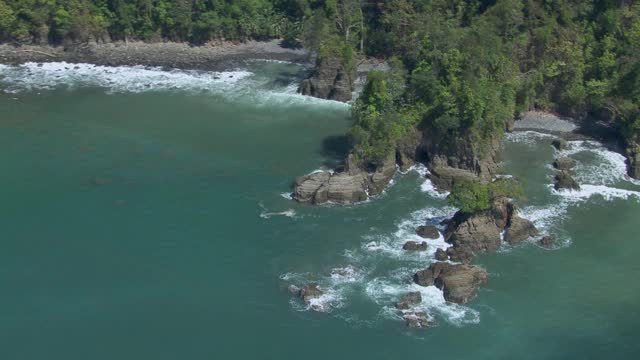 海浪撞击岩石的鸟瞰图在大象海滩的海岸，哥斯达黎加。视频素材