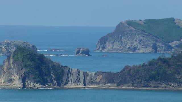 鸟瞰图Punta Serrucho岩层在哥斯达黎加的太平洋海岸。视频素材