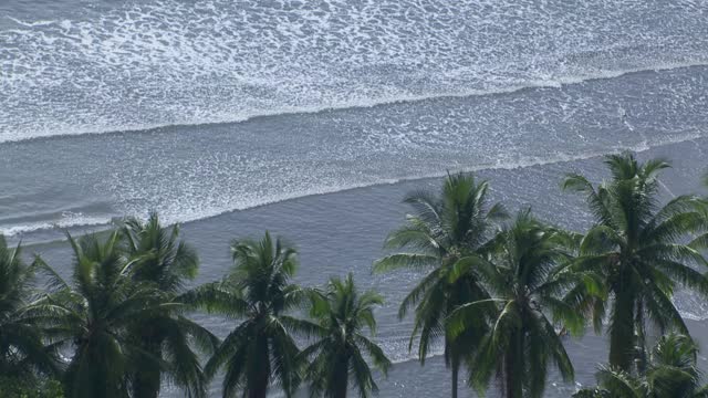 海浪拍击在蓬塔雷纳斯省，哥斯达黎加的Tamales海滩的鸟瞰图。视频素材