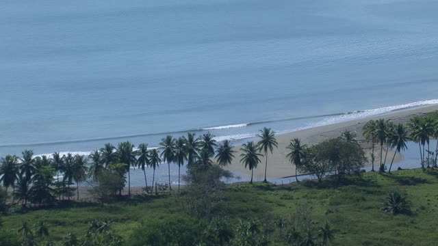 海浪撞击塔马莱斯海滩与塔马莱斯河的入口在蓬塔雷纳斯省，哥斯达黎加。视频素材