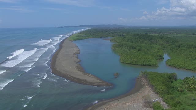 Savegre河和海岸森林海滩鸟瞰图，哥斯达黎加。视频素材