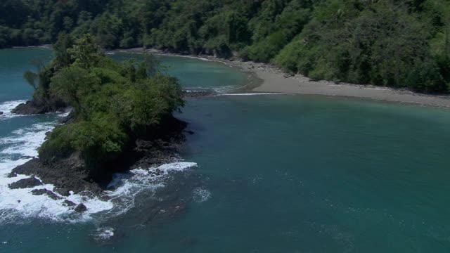 鸟瞰图的岩石形成的曼纽尔Antioio国家公园和埃斯孔迪多海滩海岸在哥斯达黎加。视频素材