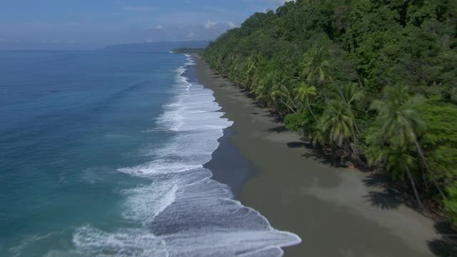 海浪撞击太平洋海滩的鸟瞰图在哥斯达黎加的蓬塔雷纳斯省。视频素材