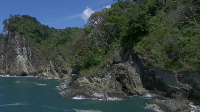 鸟瞰图的太平洋海岸线与岩石海岸和热带森林的曼纽尔安东尼奥国家公园在哥斯达黎加。视频素材