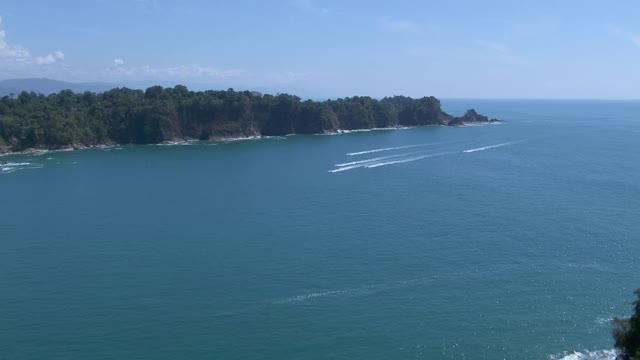 航拍Punta Serrucho半岛与Magote岛和太平洋远离哥斯达黎加海岸。视频素材