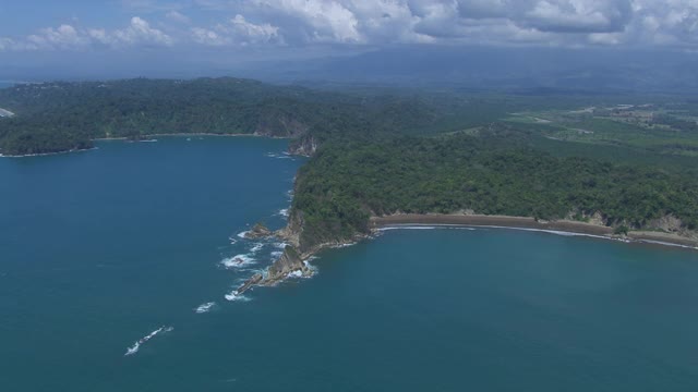 哥斯达黎加海岸的岩石半岛和梅萨岛的航拍图。视频素材