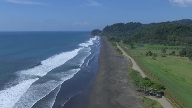 海浪撞击海岸附近的埃尔莫萨海滩，哥斯达黎加的鸟瞰图。视频素材