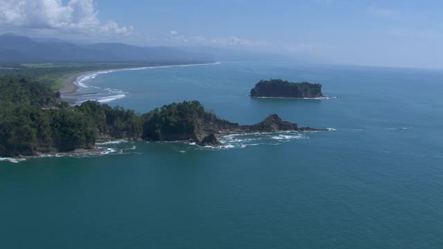 鸟瞰图马戈特岛和Isla Mesa与热带森林和河流的背景，在哥斯达黎加。视频素材