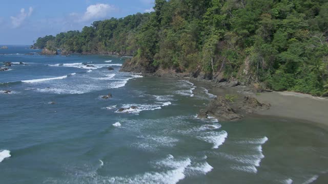 海浪撞击海岸的鸟瞰图在科科瓦多国家公园，哥斯达黎加。视频素材