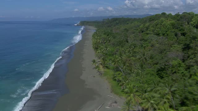 在哥斯达黎加的皮罗河河口，太平洋海浪撞击皮罗海滩的鸟瞰图。视频素材