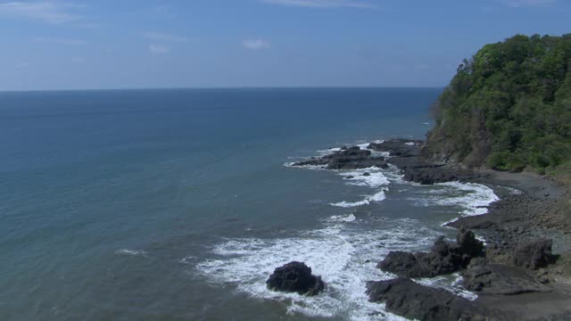 鸟瞰图岩石海岸线在尼科亚湾，哥斯达黎加。视频素材