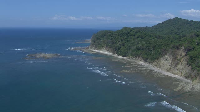 鸟瞰图岩石海岸线在尼科亚湾，哥斯达黎加。视频素材