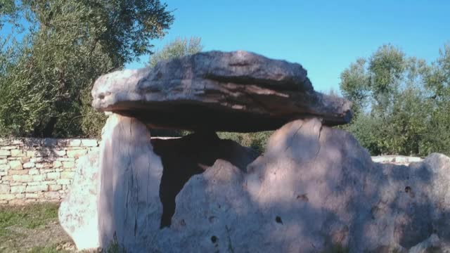 鸟瞰图Dolmen Della Chianca，一个史前建筑在比斯切利(意大利)。视频素材